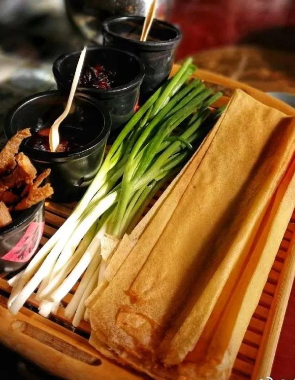 再吃点美食 尝尝糖醋鲤鱼,九转大肠等经典鲁菜 试试煎饼卷大葱,肉