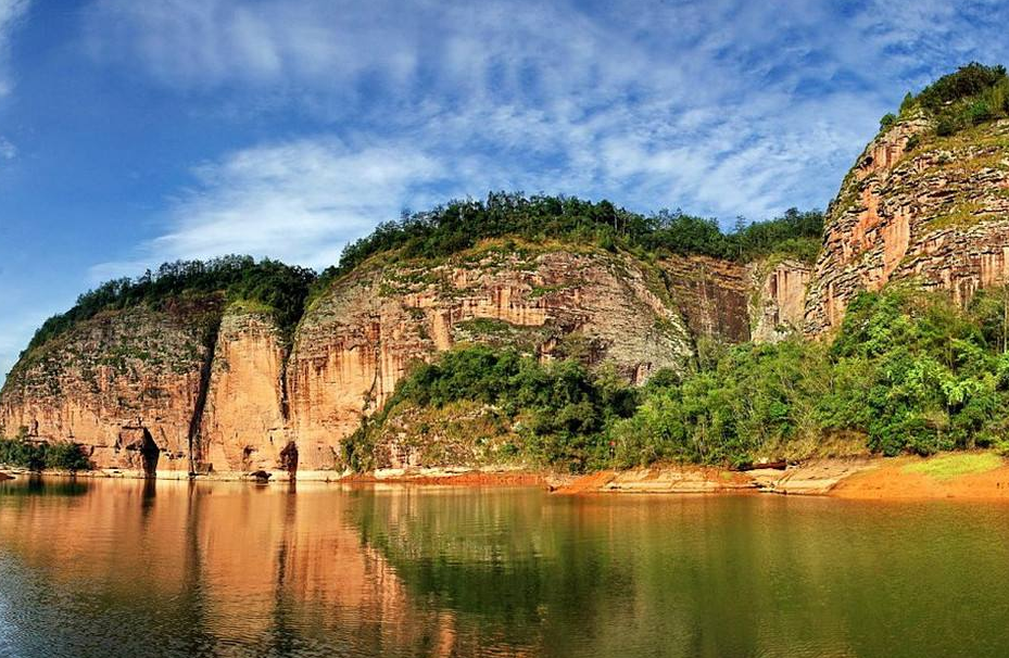 大金湖旅游区,位于福建省三明市泰宁县境内,景区以丹霞地貌景观为