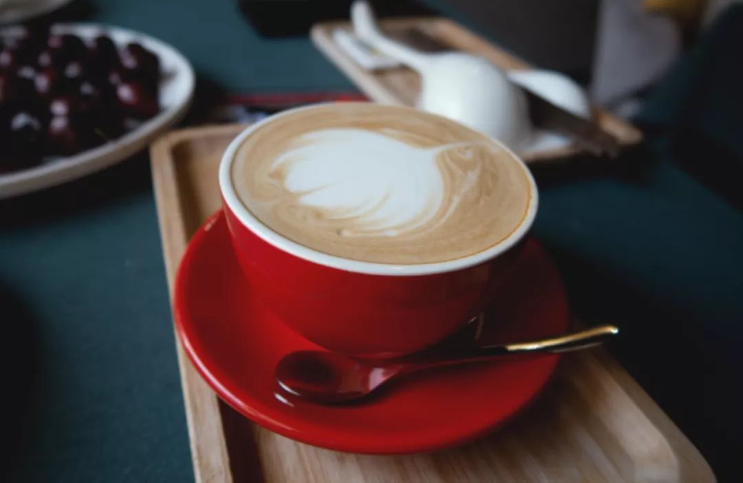 刚刚抵达的时候,街上的咖啡店还是开门的.