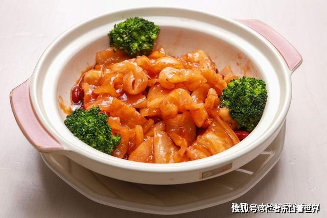 红烧鱼唇是淄博著名的特色菜品,方法是将鱼唇切大块,冬笋切片,分别在