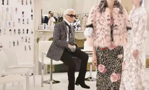 双赢彩票一代大师老佛爷Karl Lagerfeld！Chanel、Fendi服装设计手稿公开！(图1)