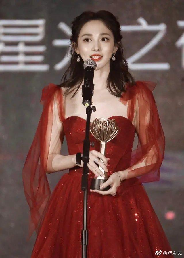 彭小苒出席活动穿红色网纱长裙,尽显大气优雅的气质,又美又仙