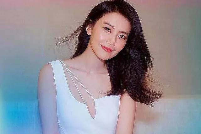 长相神似高圆圆,声音像徐帆,她是完美的"栗子姐"_高露
