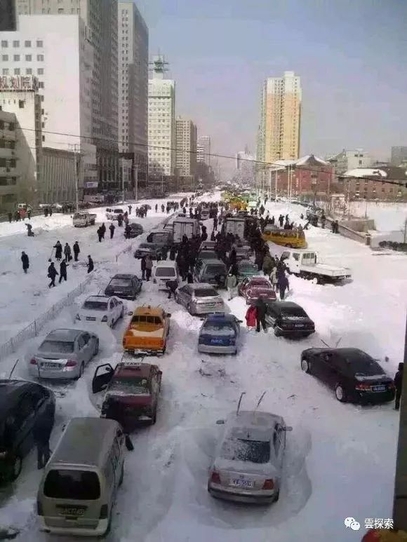 后来我们决定弃车前行,然后发现整个城市都被大雪覆盖了厚厚的一层雪