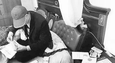 1家3口在家打麻将遭红袖章打砸 胡锡进:极其恶劣