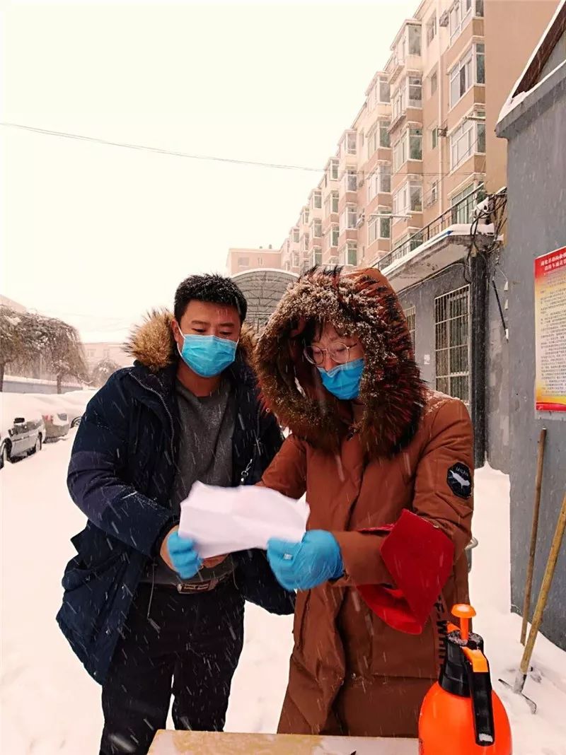 在寒风中,城市美容师继续逆行 只有他们的脚步 踩在雪地上沙沙的