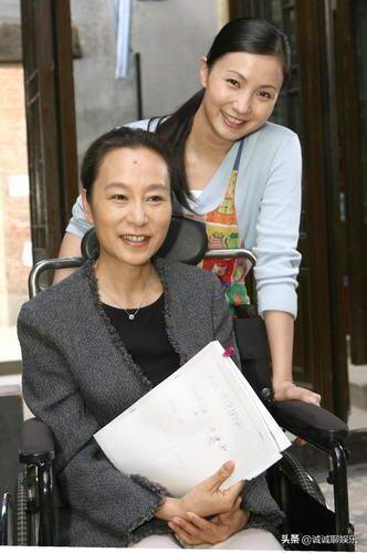 2008年,奚美娟在小陶虹主演的电视剧《春草》中一改以往知性形象,扮演
