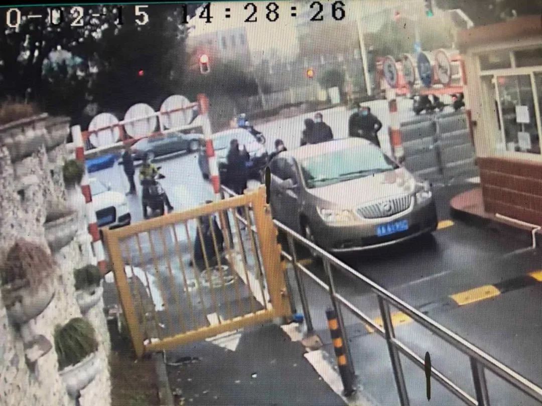 又一起！女子藏后备厢想“偷渡”回小区，原因可笑