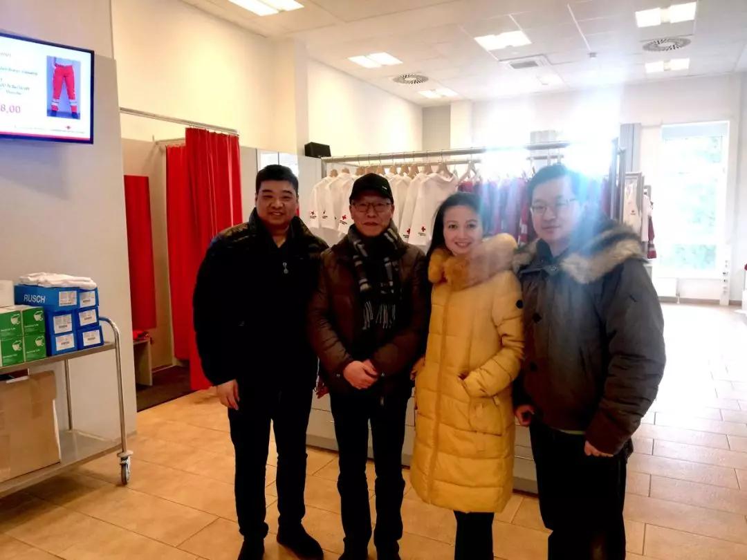 (中国侨联青年委员杨文海等人在列日机场为"奥地利捐赠物资"整理货物