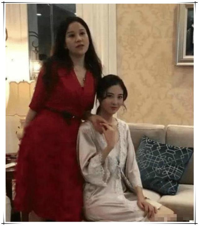 陪女友的闺蜜试婚纱_闺蜜婚纱头像