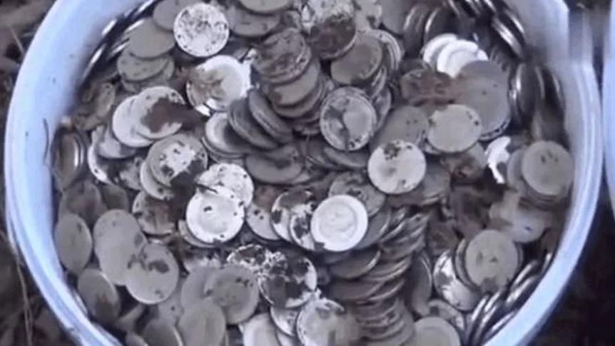 男子山上采蘑菇，意外捡到三桶硬币，看清硬币后他选择报警