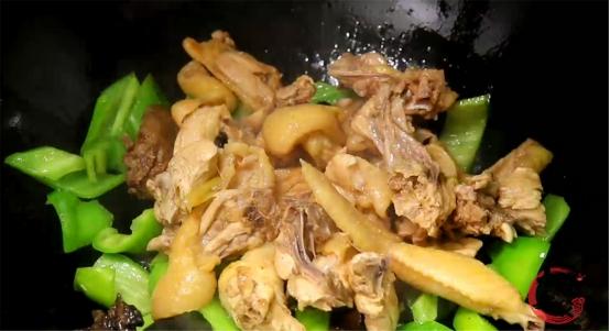 炒鸡肉，万万不要直接焯水，教你正确做法，鸡肉鲜嫩入味还不发柴