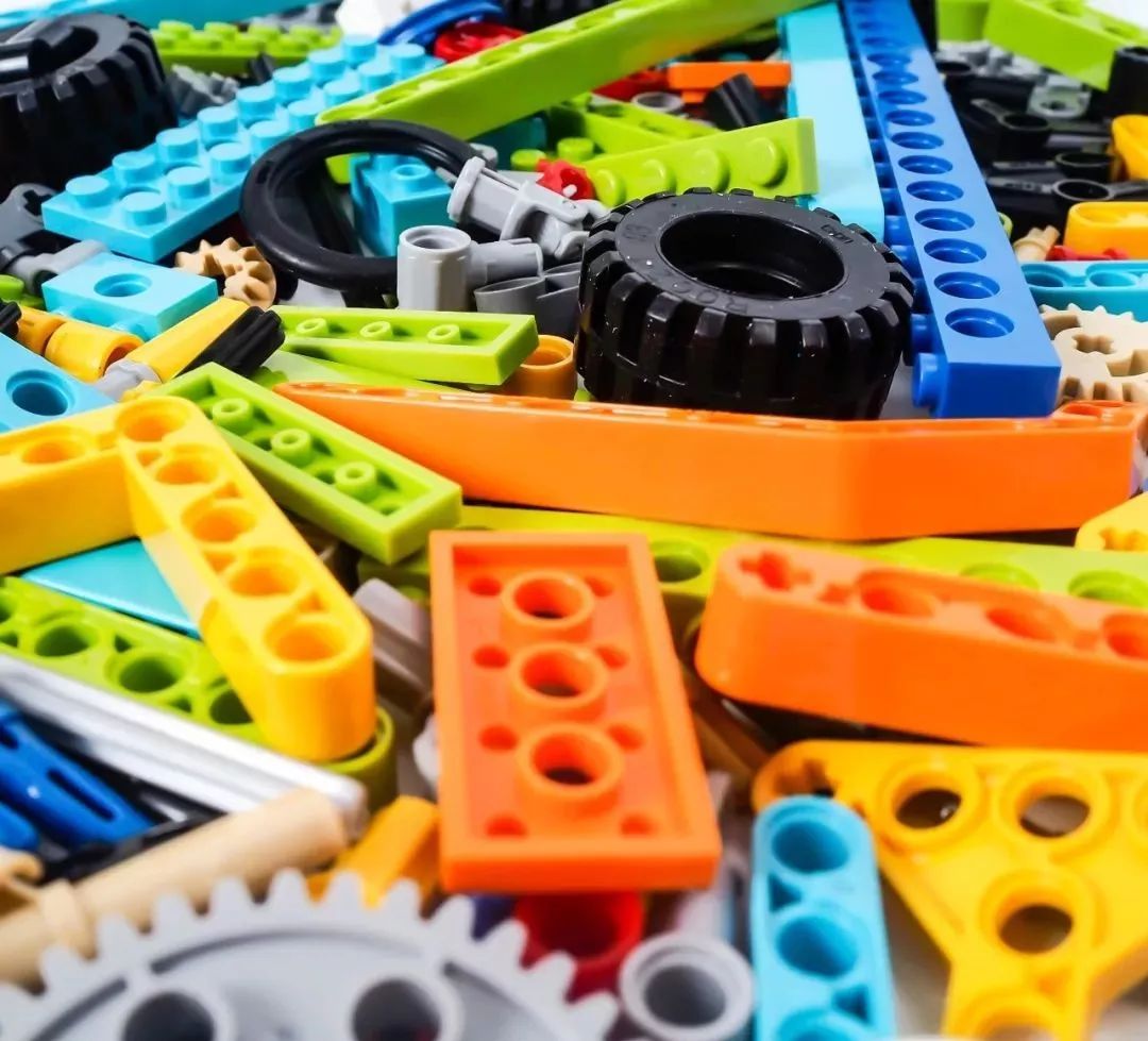 媲美万元乐高课的百元拼插玩具,玩出108种能跑会动的机械造型,还附赠