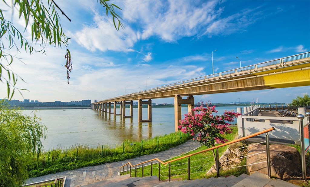 湘潭湘江二桥是107国道上的一座特大桥梁,横跨在湘潭市区至湘潭县城