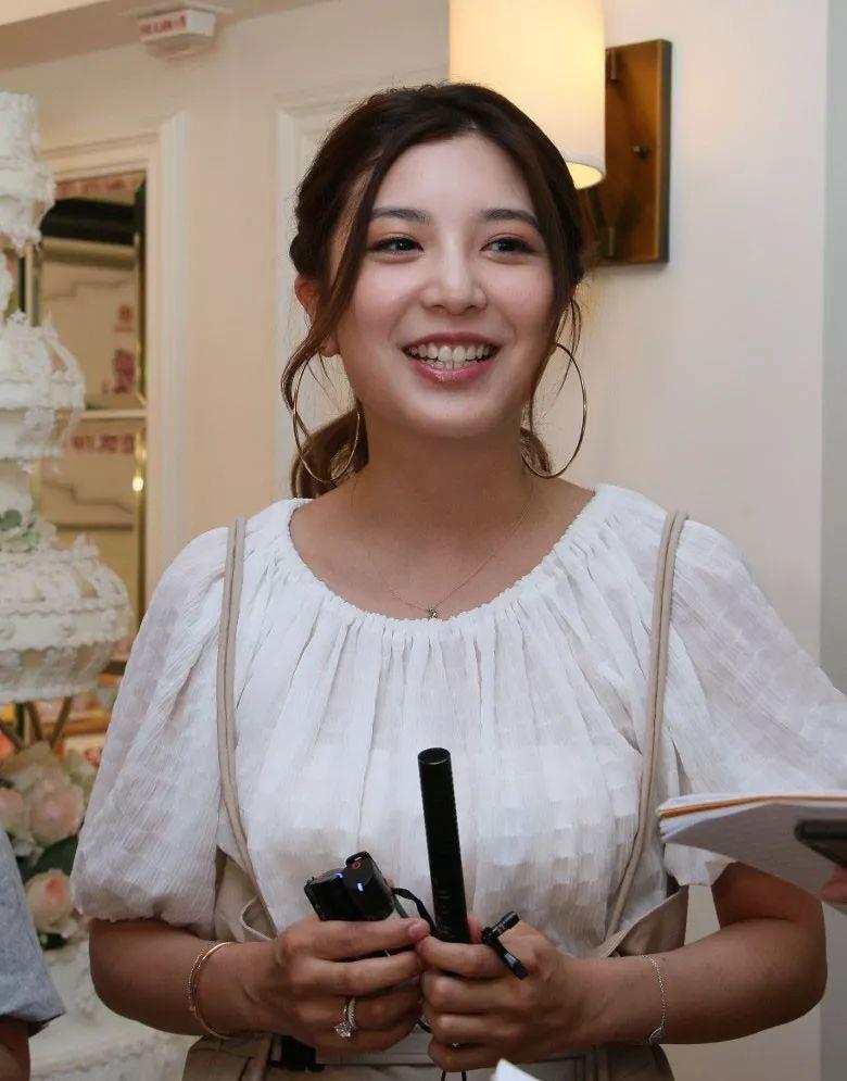 原创陈展鹏初为人父很宠女儿平日只顾与女儿玩单文柔自认地位下降