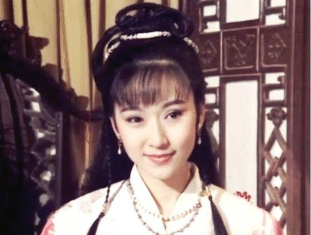 当年的张玉嬿应该很爱这个男人吧,分手后一直单身.