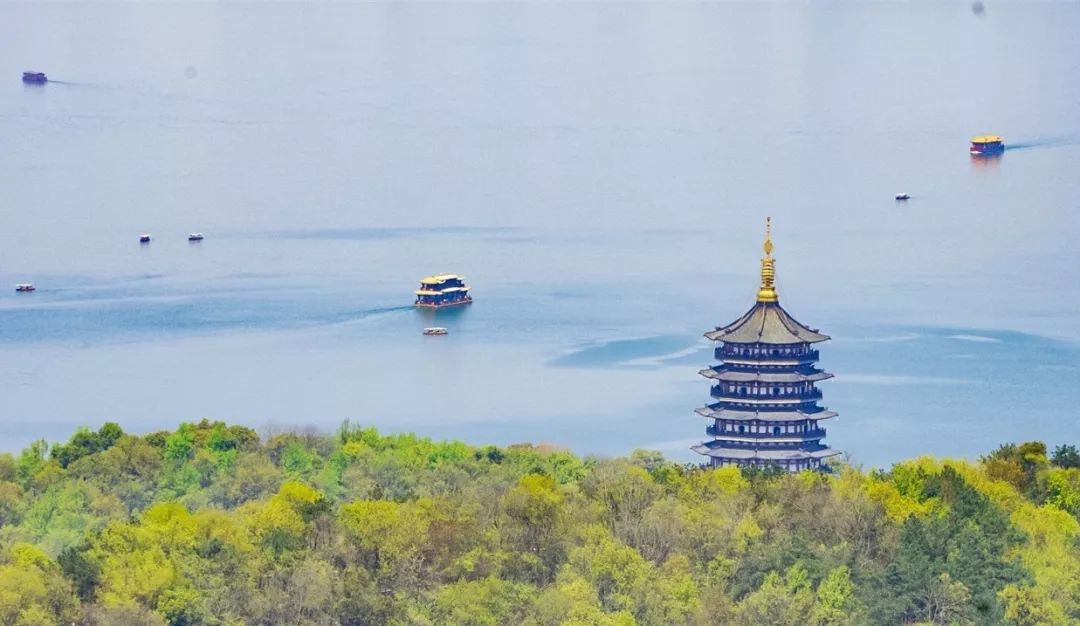 杭州西湖是全国第一个免费开放的5a级风景区.西湖免费开放始于?