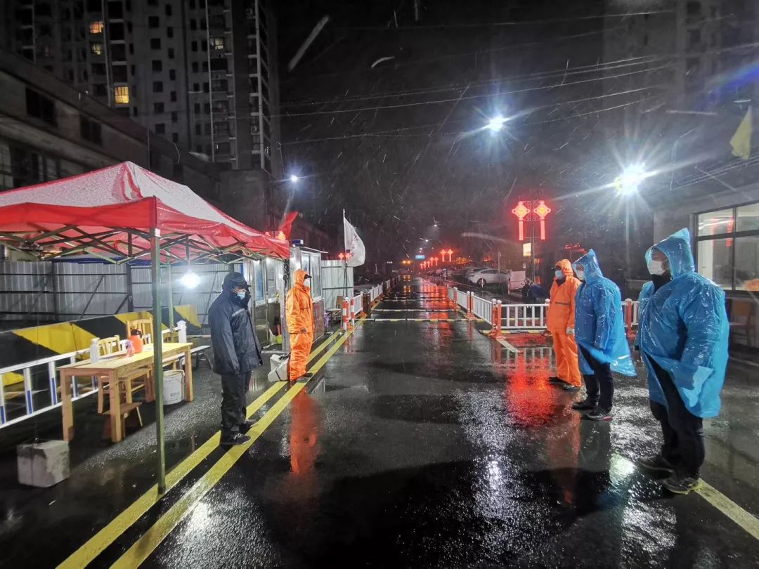 惠澄大道卡口负责人写下了这段话:"风雪逆行者,寒夜守关人,抗疫急先锋