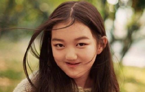 13岁李嫣近照太成熟!破洞裤配吊带衫巧露香肩,大摆