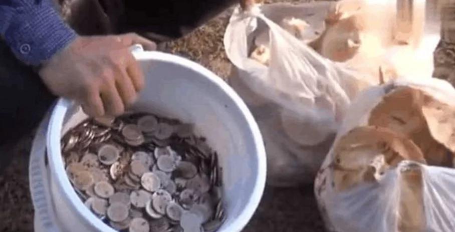 男子山上采蘑菇，意外捡到三桶硬币，看清硬币后他选择报警