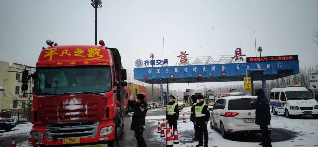 夏庄派出所民警,辅警在日兰高速公路莒县收费站执勤