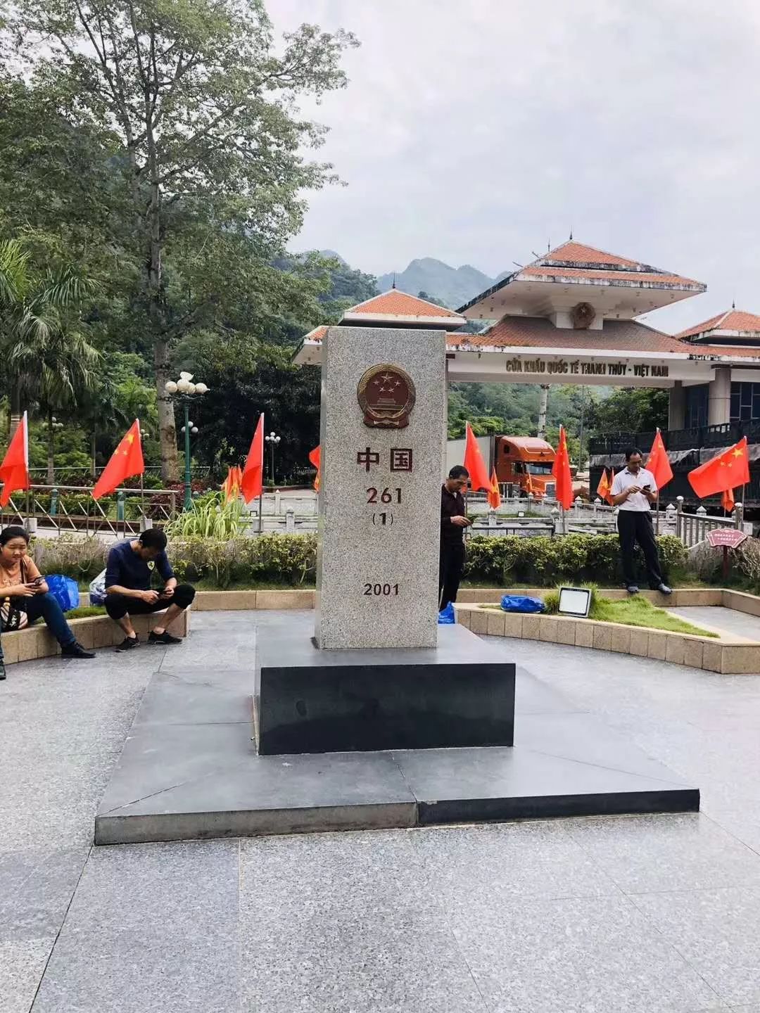 纪念中华人民共和国建国70周年,环驾中国边境线拍摄国门和界碑为