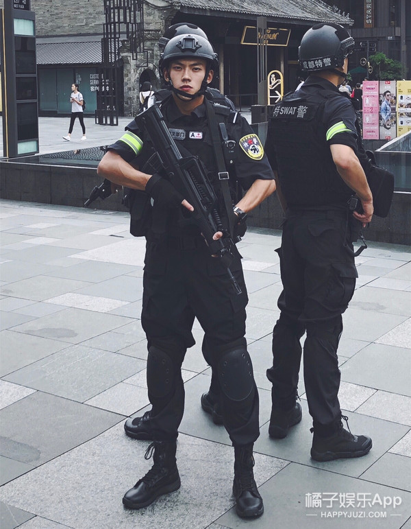 上海民警温柔风趣惹人爱，还帅到被人蹲点？这下民间F4凑齐了