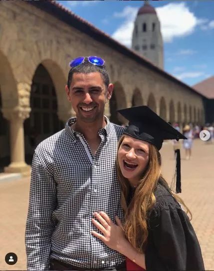 盖茨大女儿订婚：斯坦福毕业，23岁读医学院，精英家庭竟有如此朴素的教育观