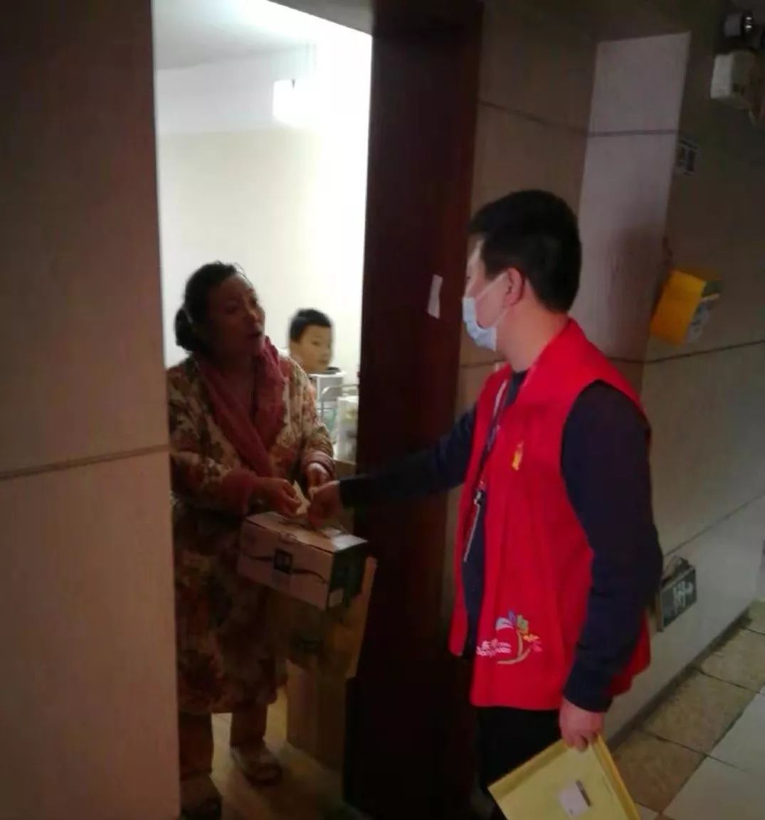 △社区居委会为辖区居家隔离住户送去健康包和牛奶