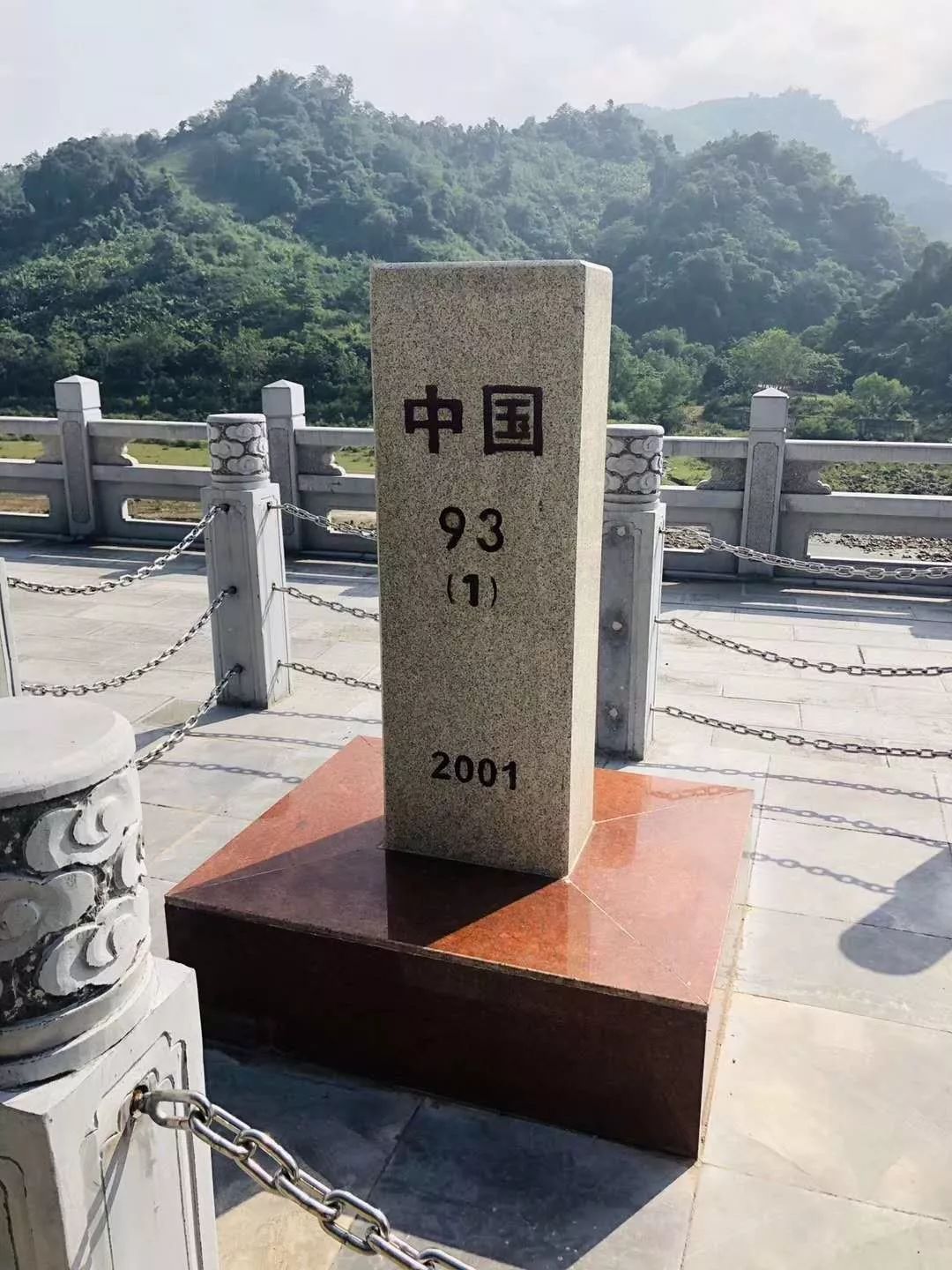 纪念中华人民共和国建国70周年,环驾中国边境线拍摄国门和界碑为