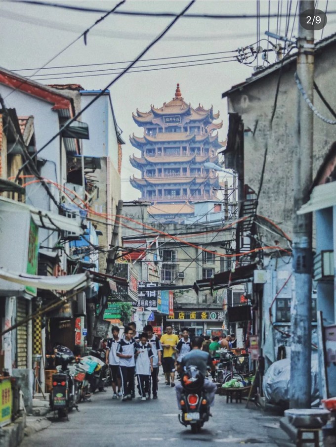 得胜桥拥有看黄鹤楼的最佳视野,市井之中,民居深处,黄鹤楼静静矗立