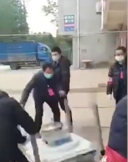 1家3口在家打麻将遭红袖章打砸 胡锡进:极其恶劣