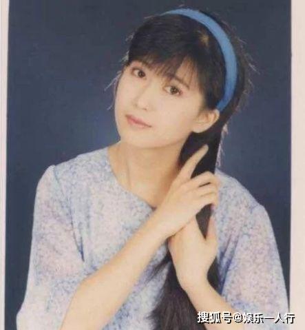 她是“情歌天后”，虽已49岁仍美如少女，离婚后