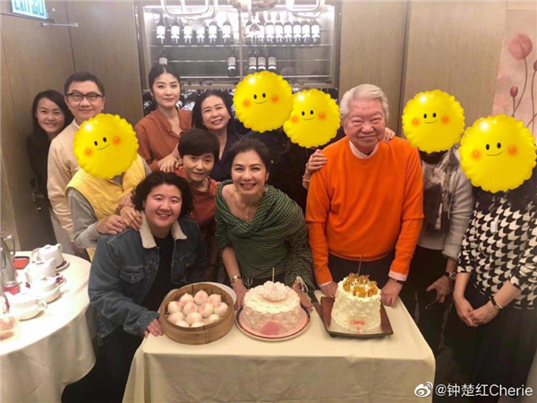 鐘楚紅曬照慶祝60歲大壽，與陳慧琳合影似姐妹，單身13年依然美 娛樂 第5張