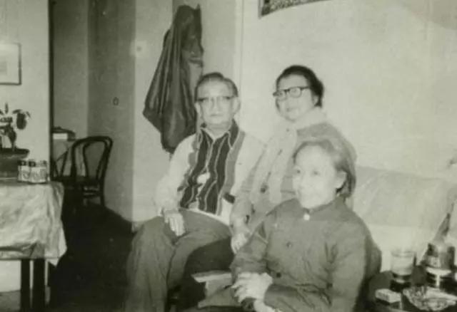 因为|周总理对客人说溥仪: 这是中国以前的皇帝, 溥仪一听赶紧补了一句