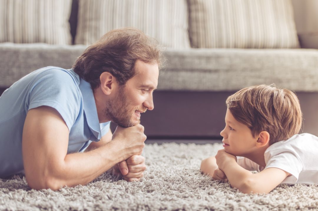 一見生人就害怕?別擔(dān)心，孩子可能是得了這個(gè)...