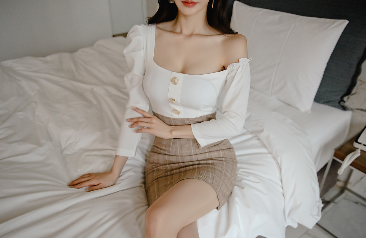 [Ugirls爱尤物] 小娜比 -肉色的丝袜配圆弧婉约衣裙的性感写真图片插图(4)