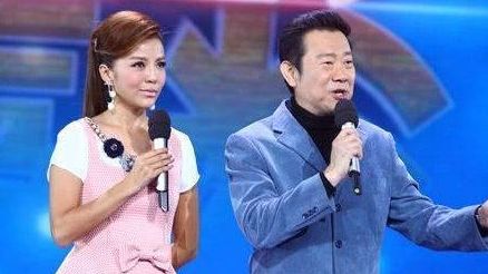 30岁被冯巩发掘，搭师胜杰说相声成名，却在央视