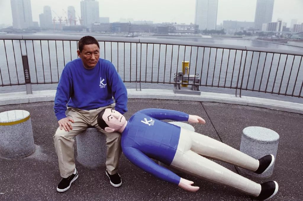 北野武在暴风雨中安睡的男人