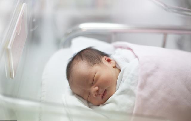 内蒙古夫妻患新冠肺炎，护士“妈妈”照顾孩子，小的才4个月大