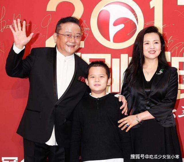 71岁王刚越活越年轻，11岁儿子和50岁妻子是让他