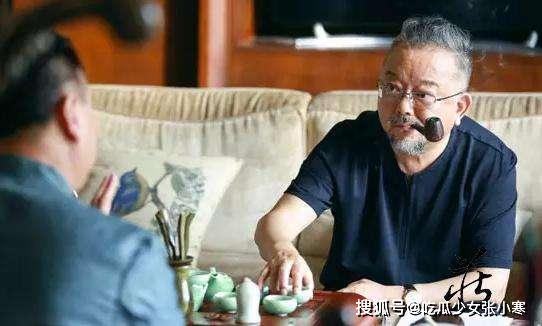 71岁王刚越活越年轻，11岁儿子和50岁妻子是让他