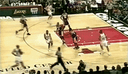 篮球gif:乔丹单手持球晃人的精彩瞬间