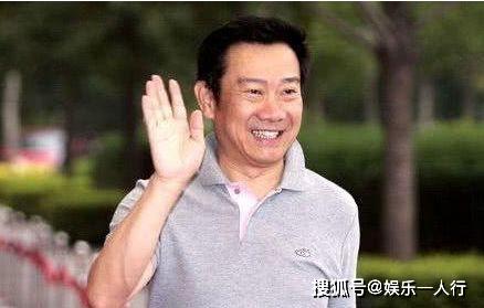 30岁被冯巩发掘，搭师胜杰说相声成名，却在央视