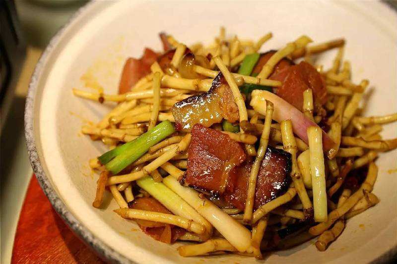 食材:折耳根,腊肉,干辣椒,蒜,青蒜(蒜苗)做法:1,腊肉用温水洗净,放入