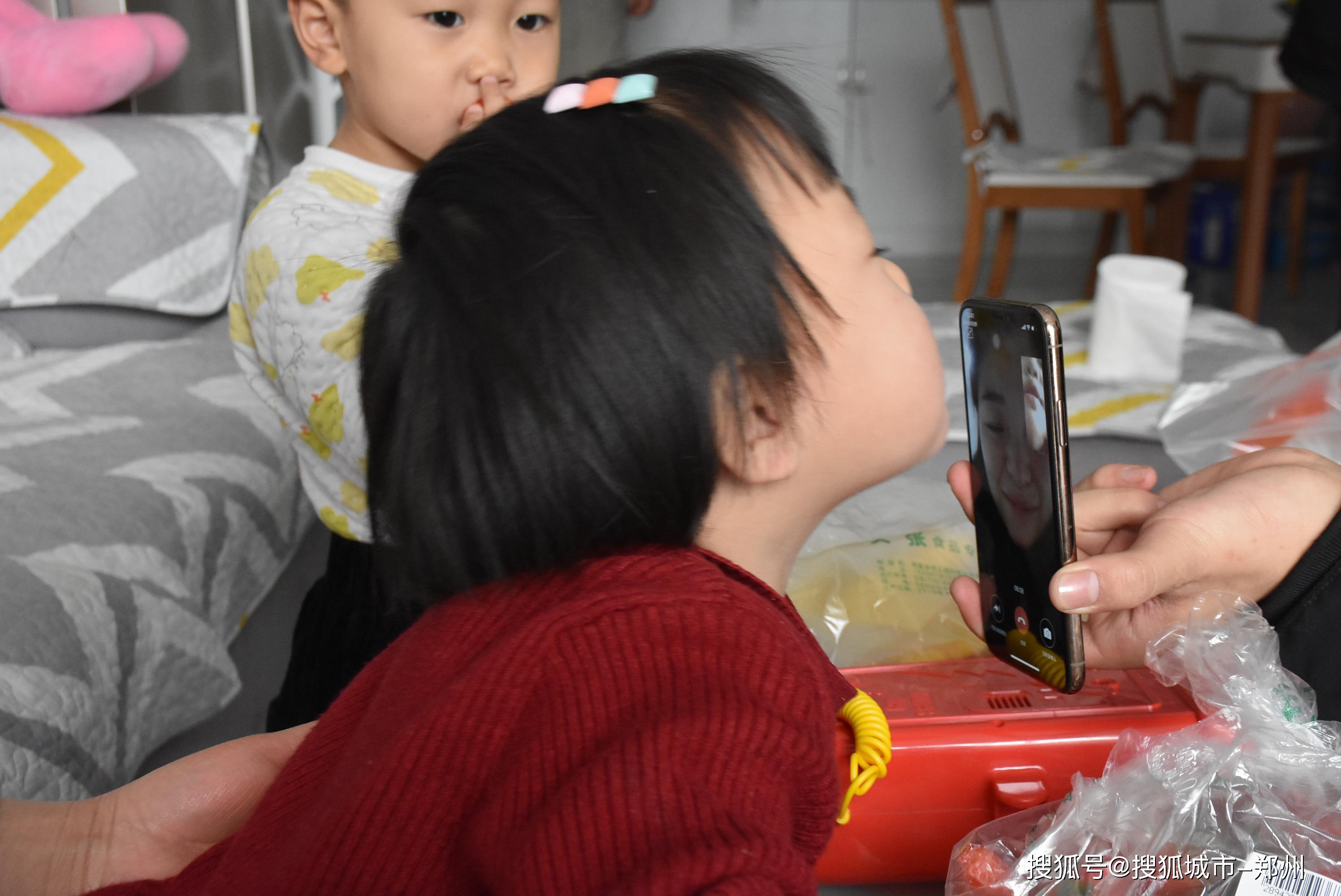 洛阳28岁女护士瞒着家人赴武汉方舱医院，视频连