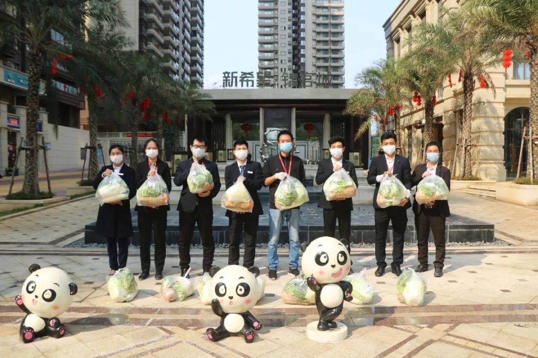 南宁新希望地产ok大使客户关系部携手物业团队为业主免费配送生蔬