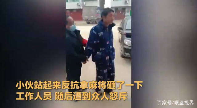 1家3口在家打麻将遭红袖章打砸 胡锡进:极其恶劣