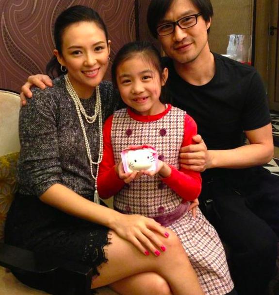 汪峰早期陪老婆出门却搂着葛荟婕女儿醒醒背书包对镜凹成s型