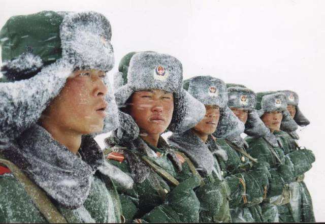 1/ 12 春节执勤中的边防战士 口渴喝雪水的边防战士 长途跋涉后的